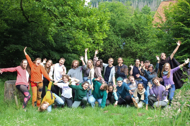 Die Climate Challenger:innen während einer Schulung im Waldschlösschen bei Göttingen.