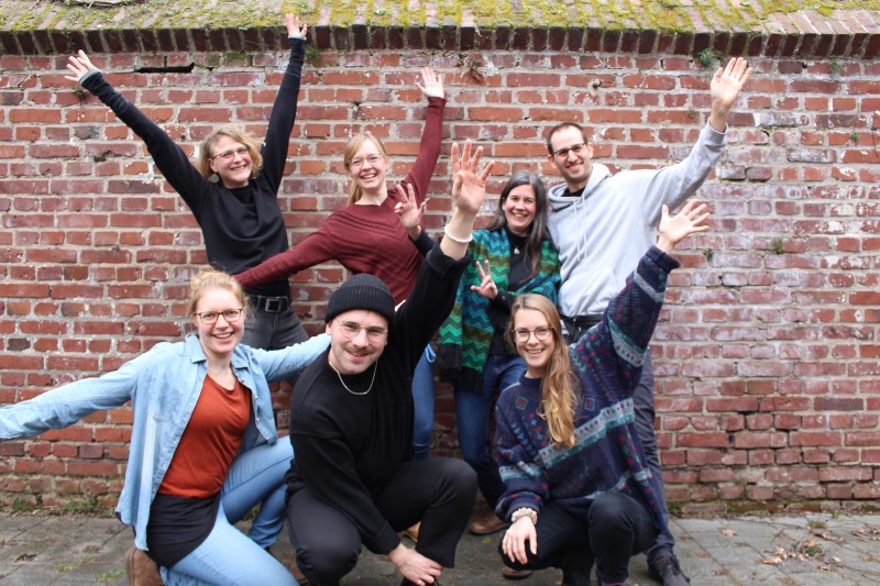 Das Projekt-Team der #climatechallenge beim ersten Strategietag im Februar 2023 in Bonn. Von links nach rechts: (hinten) Annika Fricke (KAT), Carina Spieß (Germanwatch), Daniela Baum (Germanwatch), Markus Szaguhn (KAT), (vorne)  Leonie Schröpfer (netzwerk n), Sebastian Ziegler (netzwerk n), Eva Wendeberg (KAT)